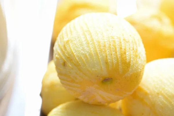 Citronfrukt Med Ränder Avlägsnat Skal För Skal Kopiera Utrymme Valt — Stockfoto