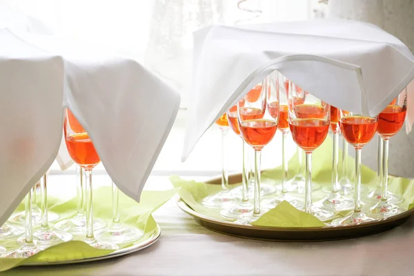Apelsinaperitif Cocktails Champagneglas Täckta Med Vita Servetter Gröna Brickor Förberedda — Stockfoto