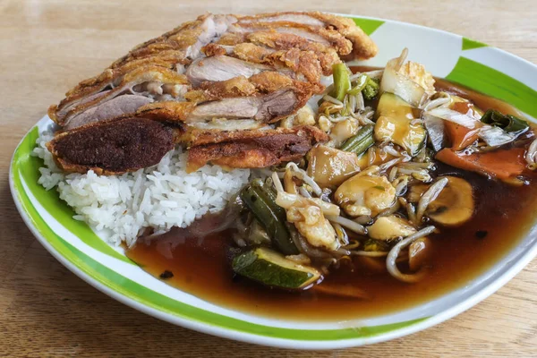 Knusprig Gebratenes Entenfleisch Auf Reis Mit Gemüse Und Sauce Chinesisches — Stockfoto