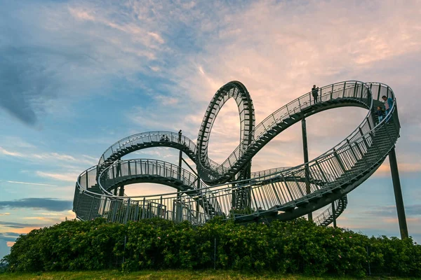 Walkable Tiger Turtle Roller Coaster Sculpture Magic Mountain Some People — Stock Photo, Image