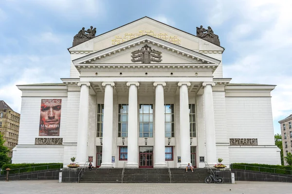2022年6月25日 德国杜伊斯堡 德国奥珀 Deutsche Oper Rhein 歌剧院和杜伊斯堡剧院 新古典主义建筑 有柱子和白色立面 — 图库照片