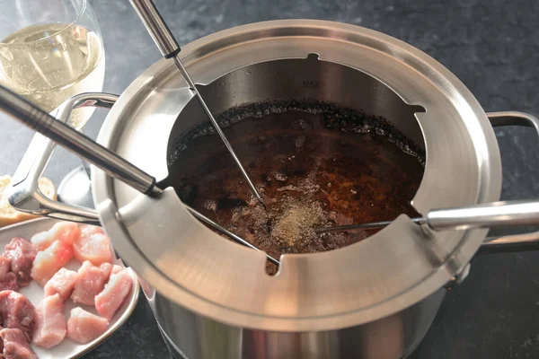 View Fondue Pot Boiling Hot Oil Long Forks Pieces Meat — Stock Photo, Image