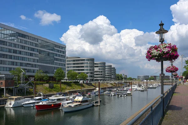 Duisburg limanı, Ren 'de şehir merkezinde tekneler ve modern ofis binalarıyla marinada gezinti, ünlü seyahat ve turizm, bulutlu mavi gökyüzü, kopyalama alanı