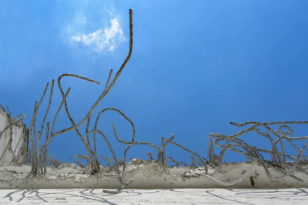 Rebars Rusty Iron Sticking Out Broken Concrete Wall Blue Sky — Stock Photo, Image