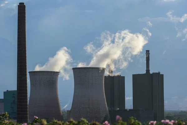 Wieże Kominowe Chłodnicze Parowym Zanieczyszczeniem Przemysłu Stalowego Duisburgu Wielkimi Piecami — Zdjęcie stockowe