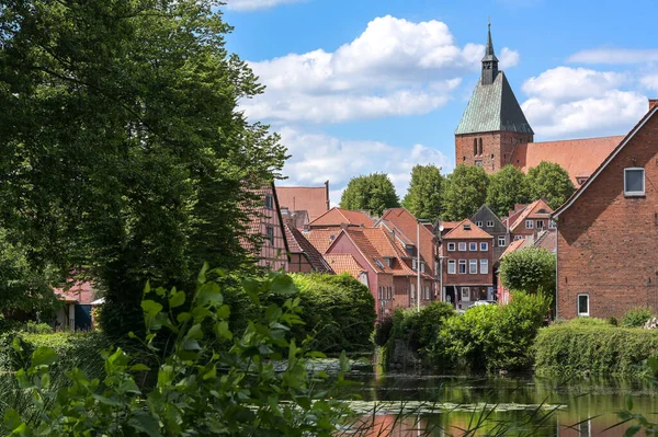 Altstadt Mit Typischen Roten Backsteinbauten Und Nikolaikirche Der Mittelalterlichen Kleinstadt — Stockfoto