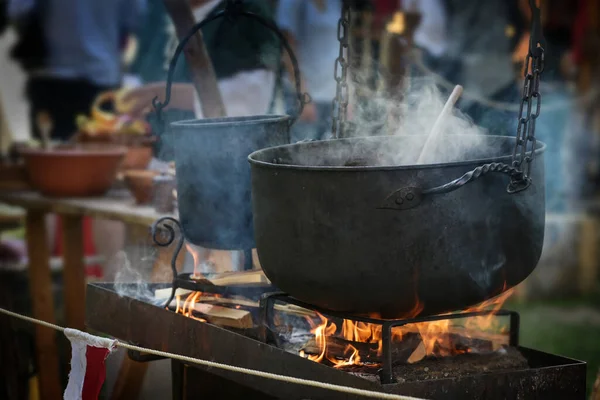 Hervidor Hierro Grande Caldero Con Estofado Vapor Sobre Fuego Comida —  Fotos de Stock