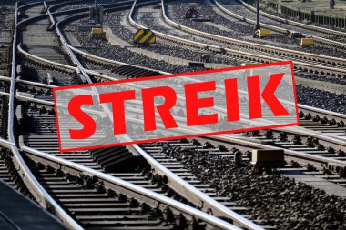 Birçok demiryolu hattı ve anahtar üzerinde Almanca metin Streik (anlamı grev), taşımacılık sektöründe adil ücret ve çalışma koşulları için sendika konsepti, seçili odak, dar alan derinliği