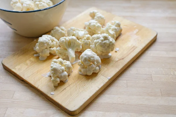 Cauliflower Pieces Coated Spicy Batter Wooden Cutting Board Preparation Frying — Stock Photo, Image