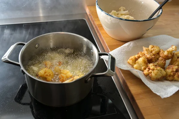 Deep Fried Cauliflower Process Frying Hot Cooking Oil Pot Drying — Stock Photo, Image