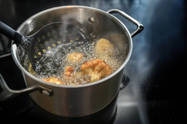 Deep Frying Cauliflower Florets Pot Boiling Cooking Oil Stove Preparation — стоковое фото