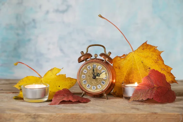 Switching Summer Winter Time Vintage Alarm Clock Showing Set Back — стоковое фото