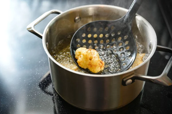 Cauliflower Floret Spatula Deep Fried Pot Steaming Cooking Oil Stove — Stock Photo, Image