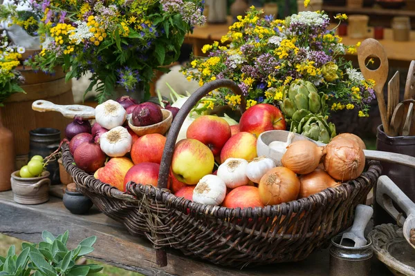 Basket Full Apples Onions Garlic Artichokes Harvest Vegetable Garden Decorated — Stok fotoğraf
