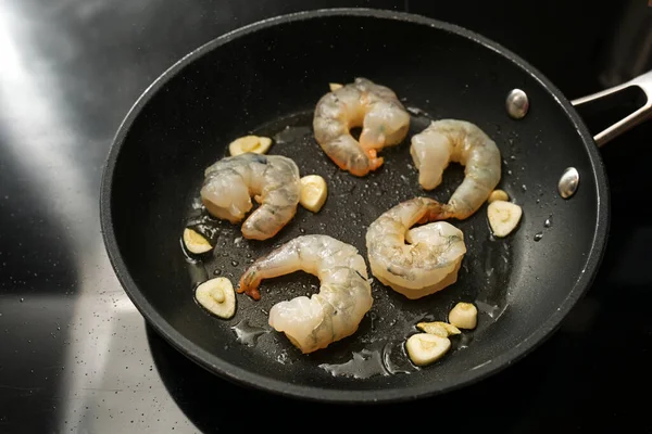 Raw Peeled Shrimps Garlic Sauteed Cooking Pan Black Stove Preparation — Stock Photo, Image