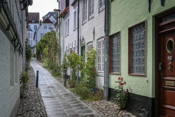 Flensburg Old Town Typical Narrow Alley Small City Houses Roses —  Fotos de Stock