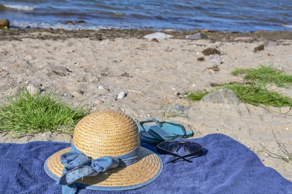 Straw Hat Sunglasses Flip Flops Blue Towel Natural Beach Sea — Fotografia de Stock