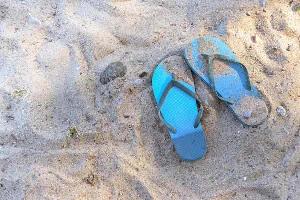 Καλοκαιρινές Διακοπές Στην Παραλία Μπλε Σαγιονάρες Στην Άμμο Ένα Τουριστικό — Φωτογραφία Αρχείου