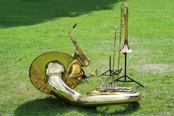 Sousafon Trombon Saksafon Gibi Çeşitli Müzik Aletleri Parktaki Çimlere Yerleştirilmiş — Stok fotoğraf