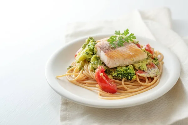 Vild Laxfilé Fullkornsspaghetti Med Broccoli Tomater Och Persilja Garnering Hälsosam — Stockfoto