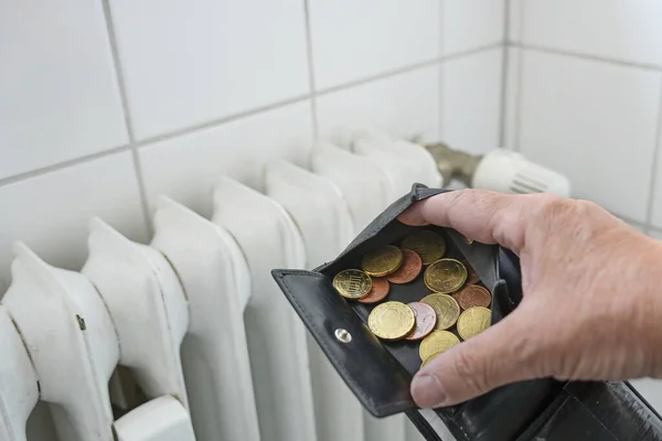 Hand Öppnar Plånbok Med Några Mynt Framför Gammal Ineffektiv Värmare — Stockfoto