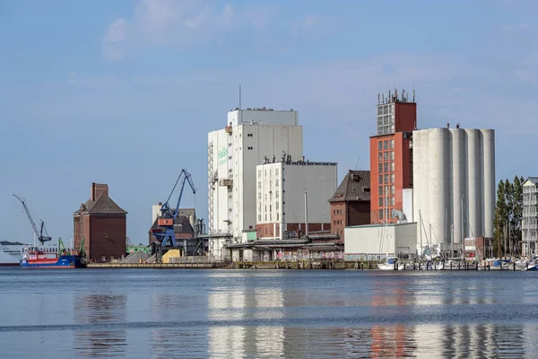 Flensburg Tyskland Juli 2022 Industristadshamn Med Lagerbyggnader Och Silor Flensburgfjorden — Stockfoto