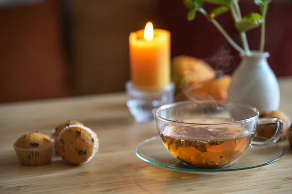 Gezonde Warme Thee Een Glazen Beker Kaarsen Koekjes Een Tafel — Stockfoto