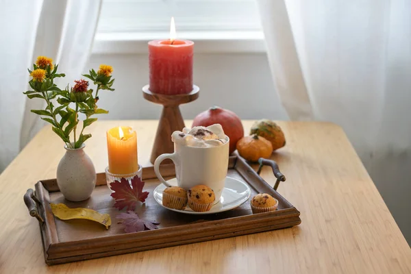 Horký Čokoládový Nápoj Tavícími Marshmallows Muffiny Svíčkami Květinami Podzimními Dýněmi — Stock fotografie