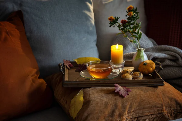 Άνετο Χρόνο Τσάι Φθινόπωρο Σερβίρεται Ένα Δίσκο Κερί Λουλούδια Και — Φωτογραφία Αρχείου