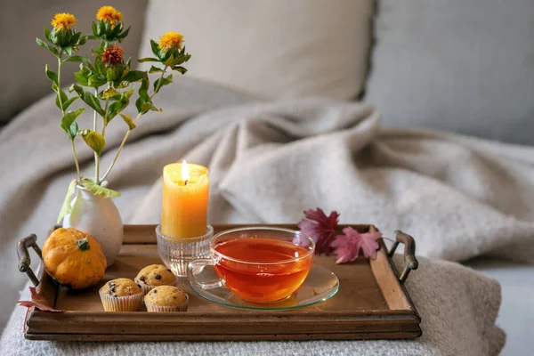 Ζεστό Τσάι Και Μπισκότα Ένα Δίσκο Κερί Λουλούδια Και Διακόσμηση — Φωτογραφία Αρχείου
