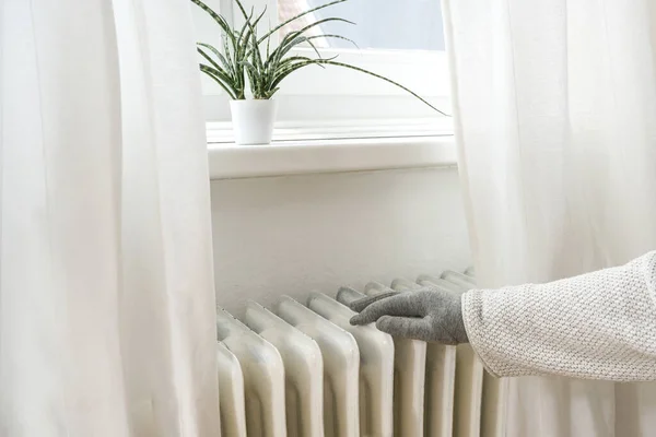 Kvinna Med Varma Kläder Och Handskar Sätter Sin Hand Gammal — Stockfoto