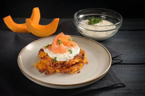 Panqueques Calabaza Kuri Rojo Con Queso Crema Hierbas Salmón Ahumado — Foto de Stock