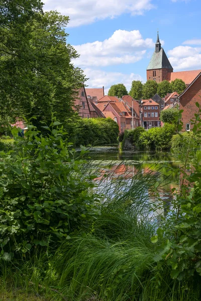 Staré Město Středověkého Městečka Moelln Typickými Cihlovými Budovami Kostelem Nikolaje — Stock fotografie