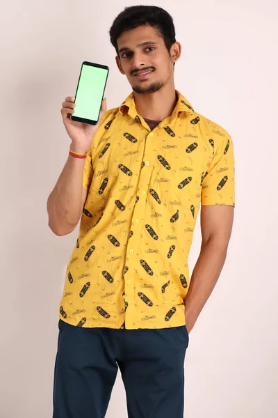 Imagem Unshave Cara Indiano Atraente Com Vestindo Camisa Amarela Mostrando — Fotografia de Stock