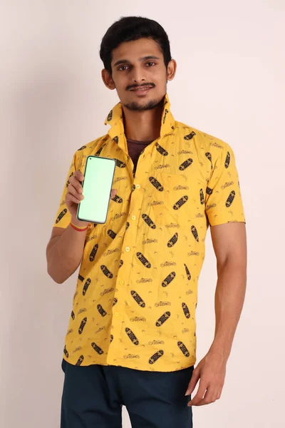 Obrázek Neoholený Atraktivní Indián Žlutou Košilí Ukazující Mobil Kameře Gestikulující — Stock fotografie