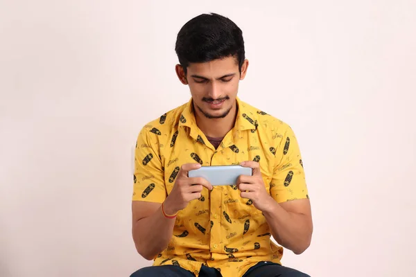 Nieogolony Atrakcyjny Indyjski Facet Żółtej Koszuli Gra Gry Smartfonie Android — Zdjęcie stockowe