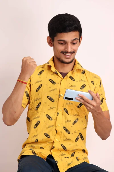 Небритый Привлекательный Индийский Парень Желтой Рубашкой Играя Игры Андроиде Смартфон — стоковое фото