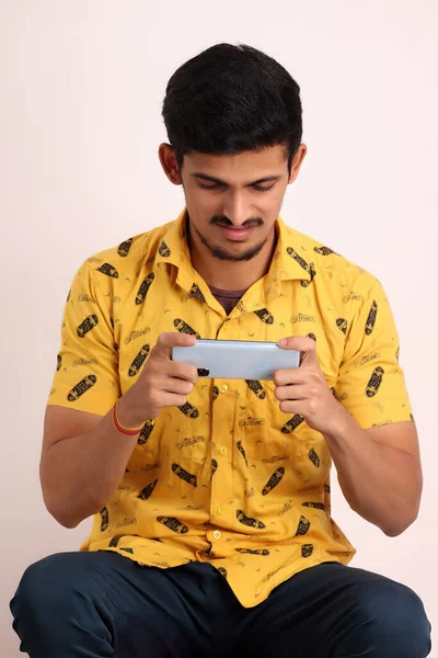 Unshaven Cara Indiano Atraente Com Camisa Amarela Vestindo Jogando Jogos — Fotografia de Stock