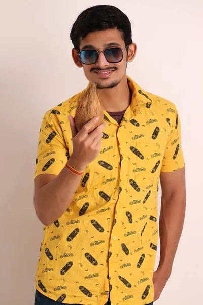 Unshaven Atraente Indiano Anna Menino Com Vestindo Camisa Amarela Corte — Fotografia de Stock
