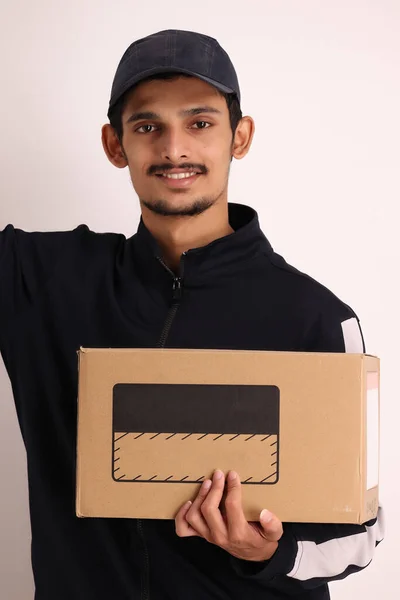 Nieogolony Indyjski Kurier Chłopiec Brązowym Polu Noszenie Czarny Shirt Twarzy — Zdjęcie stockowe