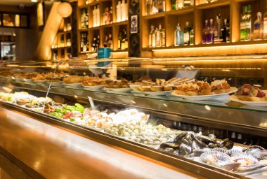 Bir sürü İspanyol restoranının vitrininde.