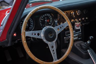 Caramulo, Portekiz - 04 Eylül 2021: Caramulo Motor Festivali 'nde bir Jaguar E-Type' nin (Serisi 1) kısmi araba kokpit görüntüsü