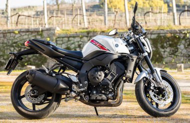 Braga kenar mahalleleri, Portekiz - 29 Ocak 2022: Yamaha FZ-1 2014 açık havada sergilendi. Japon çıplak motosikleti