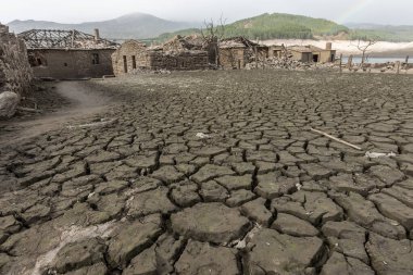 İspanya, Galiçya, Aceredo 'da terk edilmiş eski bir köyün kuru toprağı. 1992 yılında Alto Lindoso barajının inşaatından bu yana sular altında kalan bölge, bu bölgedeki mevcut kuraklık nedeniyle ortaya çıktı.