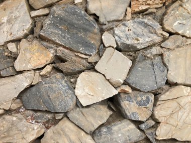 Soyut arka plan olarak farklı taşlara sahip eski antik bir duvar.