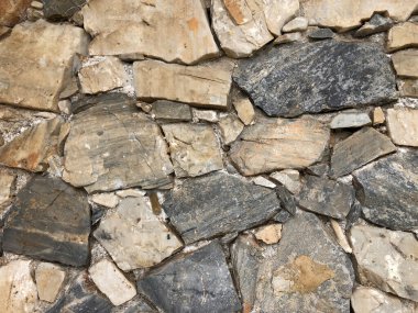 Soyut arka plan olarak farklı taşlara sahip eski antik bir duvar.