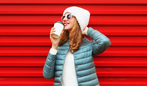 Portret Van Vrolijke Blanke Lachende Jonge Vrouw Met Kopje Koffie — Stockfoto
