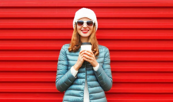 Πορτρέτο Της Χαμογελαστή Νεαρή Γυναίκα Φλιτζάνι Καφέ Φορώντας Ένα Σακάκι — Φωτογραφία Αρχείου