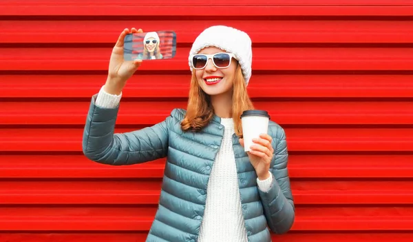 Retrato Una Mujer Joven Con Estilo Tomando Selfie Por Teléfono — Foto de Stock