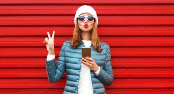 Portrait Smiling Young Woman Smartphone Wearing White Hat Red Background — Stock Photo, Image